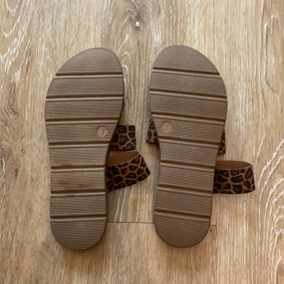Steve Madden Cheetah Print Sandals - Picture 2 of 2